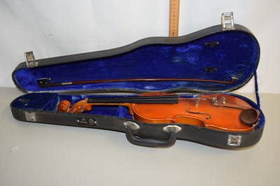 Lot 28 - A Stentor student violin