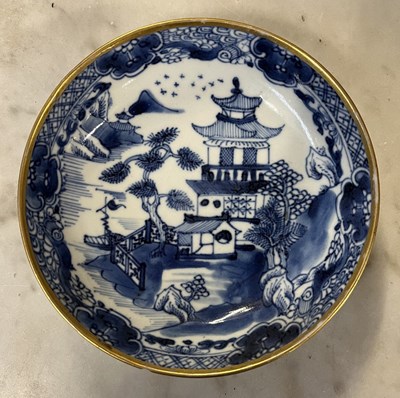 Lot 263 - Group of Chinese porcelain wares including a...