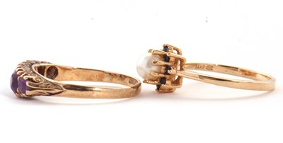 Lot 7 - Two gemset rings, to incldue a cultured pearl...