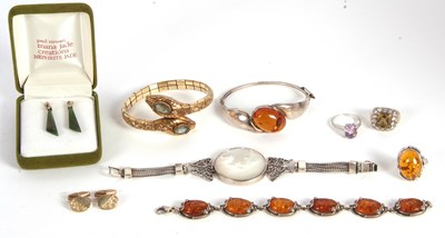 Lot 147 - A mixed lot of jewellery to include a pair of...