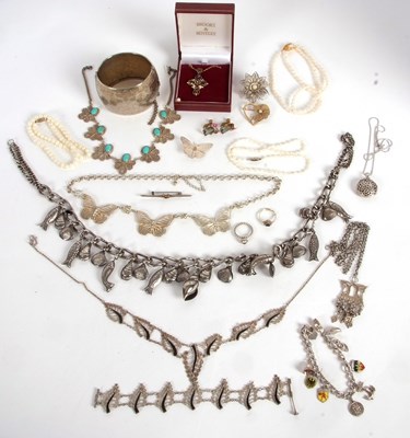 Lot 155 - A mixed lot of jewellery to include cultured...