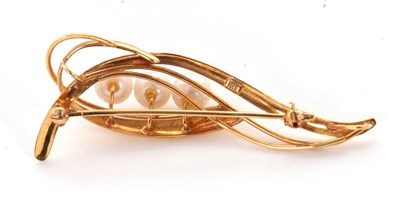 Lot 56 - A K18 cultured pearl brooch, the looped leaf...