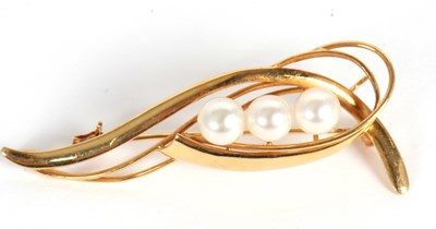 Lot 56 - A K18 cultured pearl brooch, the looped leaf...