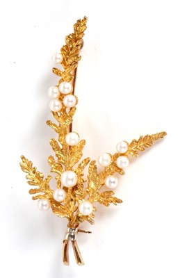 Lot 76 - A 9ct and cultured pearl brooch, the three...