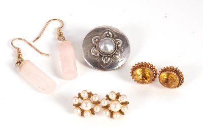 Lot 86 - A mixed lot of jewellery to include a pair of...