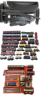 Lot 70 - A mixed lot of various Hornby and Triang 00...