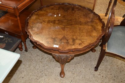 Lot 365 - A 20th Century walnut veneered coffee table