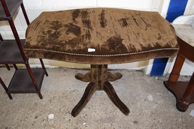 Lot 376 - An upholstered pedestal table