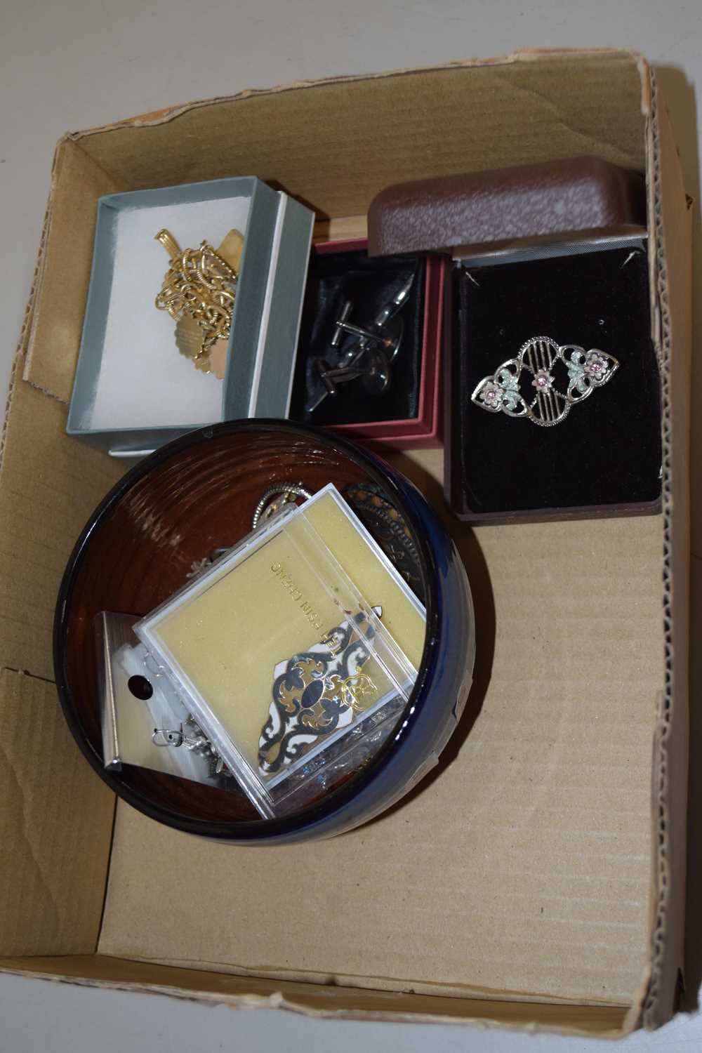 Lot 120 - Box of various assorted costume jewellery