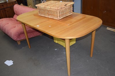 Lot 777 - An extending dining table