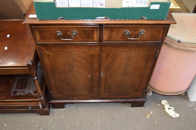 Lot 817 - Mahogany veneered small sideboard