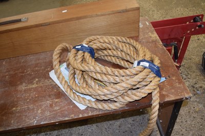 Lot 1041 - Quantity of hessian rope