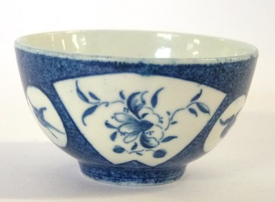 Lot 365 - A Worcester porcelain tea bowl, the blue...