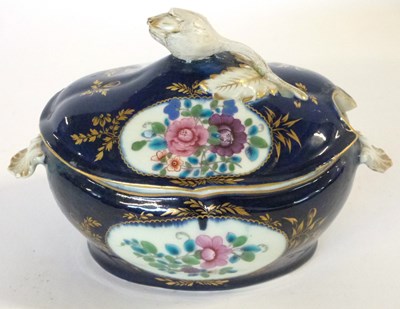 Lot 372 - A Worcester porcelain small dessert tureen and...