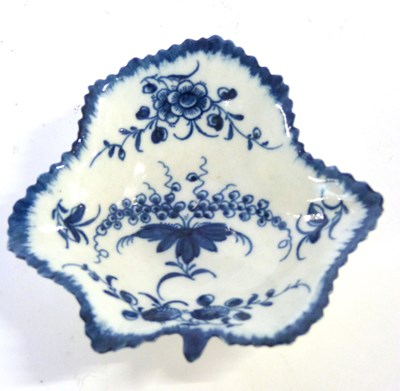 Lot 394 - A Worcester pickle dish with floral design