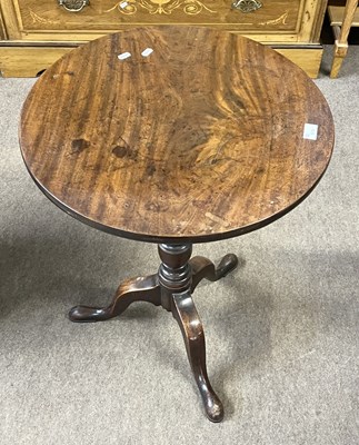 Lot 574 - A Georgian mahogany wine table with circular...