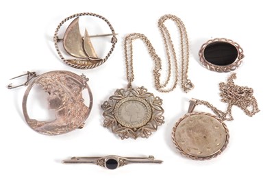 Lot 133 - A mixed lot of silver jewellery to include a...