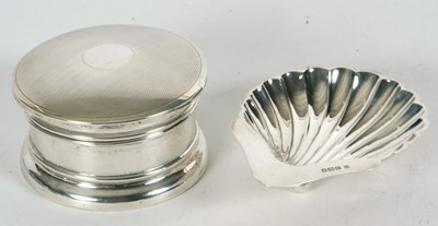 Lot 72 - Mixed Lot: An Edwardian silver shell pattern...