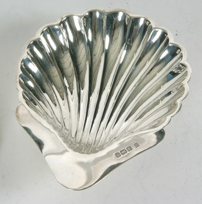 Lot 72 - Mixed Lot: An Edwardian silver shell pattern...