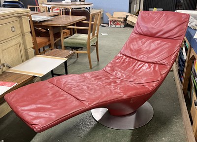 Lot 212 - Chaise longue Italian red leather "Natuzzi"