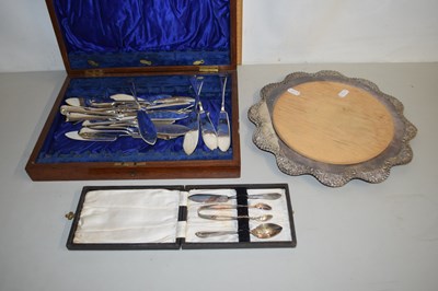 Lot 27 - A case of fish cutlery, silver plate mounted...