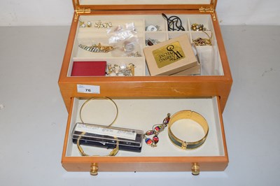 Lot 76 - Case of various assorted costume jewellery