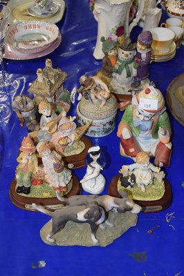 Lot 137 - Mixed Lot: Various assorted ornaments,...