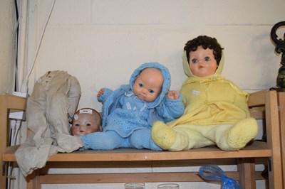 Lot 500 - Mixed group of vintage dolls to include an...