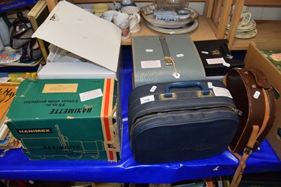 Lot 548 - A group lot of vintage projectors and cine...