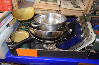 Lot 572 - Box of various assorted kitchen wares to...