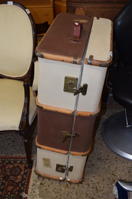 Lot 272 - A vintage travel trunk