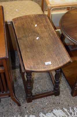 Lot 306 - A small oak drop leaf occasional table