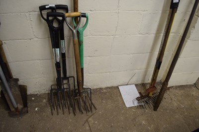 Lot 1122 - Mixed lot of garden tools to include various...