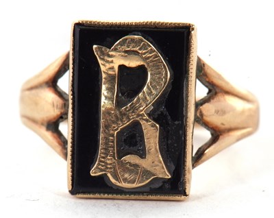 Lot 20 - An onyx signet ring, the rectangular plaque...