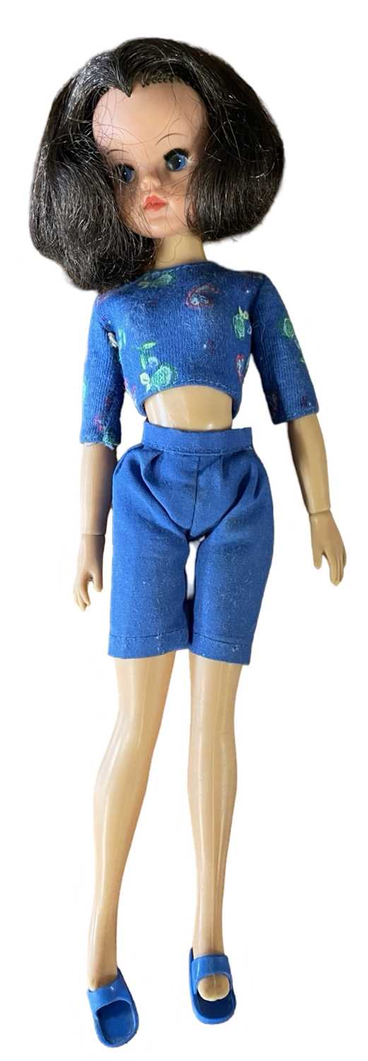 Lot 59 - Fashion Mixers Sindy (1989) In blue floral...