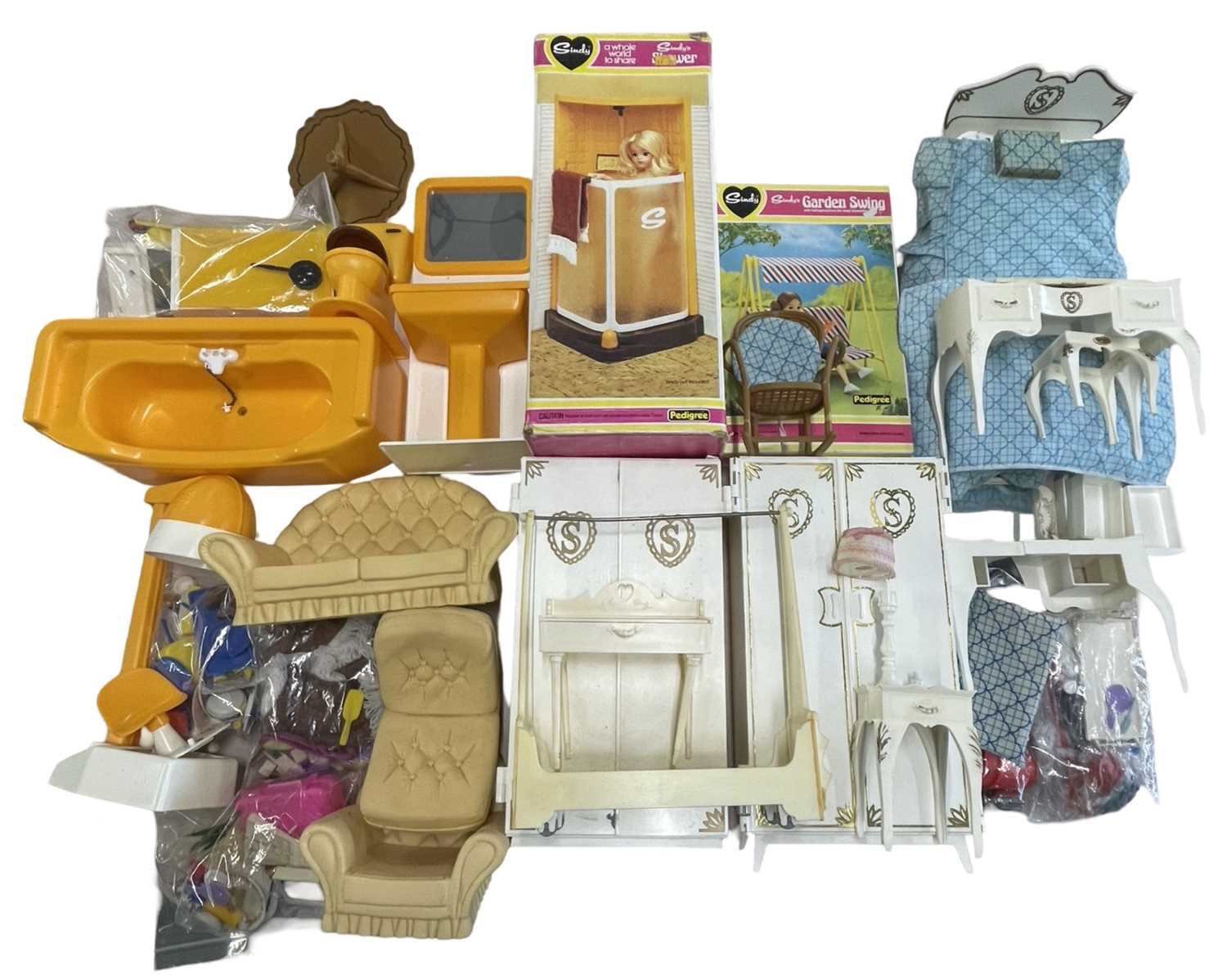 Lot 95 - A large collection of vintage Sindy homewares...