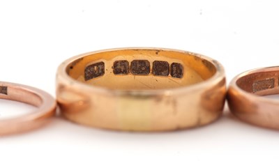 Lot 44 - Three gold rings, to include an 18ct wedding...