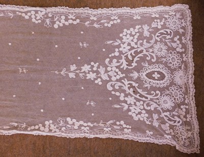 Lot 5 - A late 19th/early 20th century machine lace...