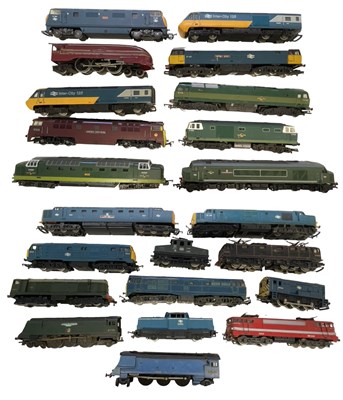 Lot 39 - A collection of various 00 gauge rolling stock,...