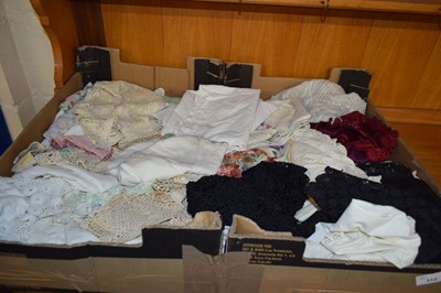 Lot 312 - BOX VARIOUS LINEN, DOILIES, AND OTHER ITEMS