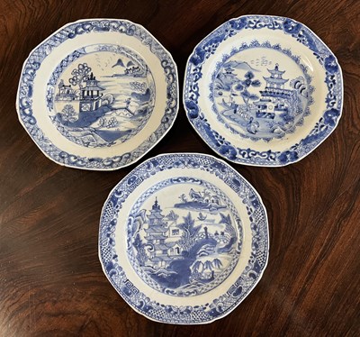 Lot 286 - Group of three 18th century Chinese porcelain...