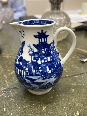 Lot 365 - An 18th century Worcester porcelain...
