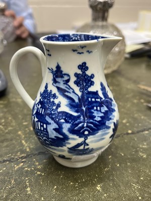 Lot 365 - An 18th century Worcester porcelain...