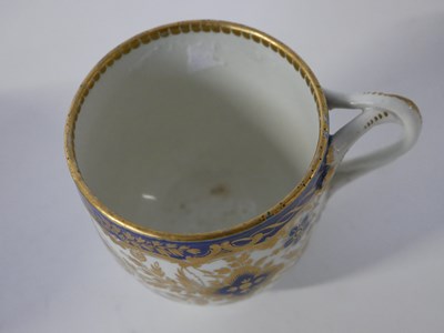 Lot 366 - 18th century Worcester cup with blue gilt...