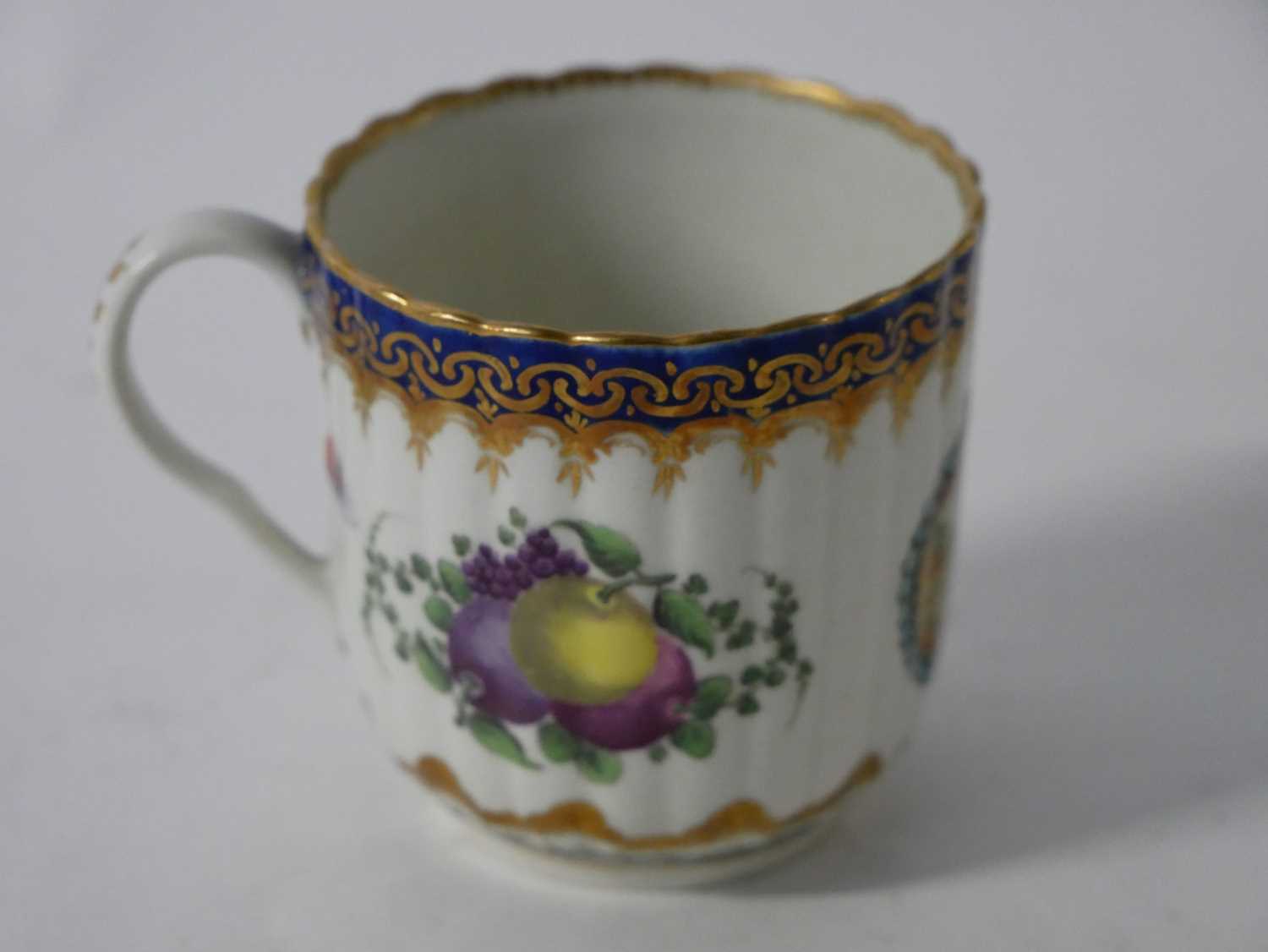 Lot 400 - 18th century Worcester porcelain cup painted...