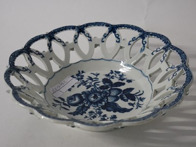 Lot 403 - 18th century Worcester porcelain basket...