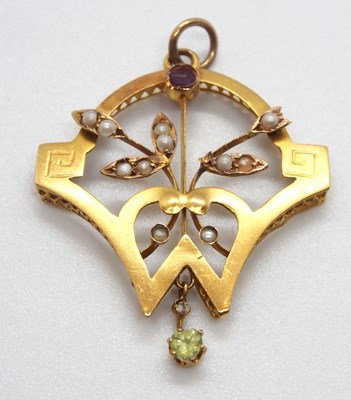 Lot 86 - An Edwardian pendant, set with a peridot,...