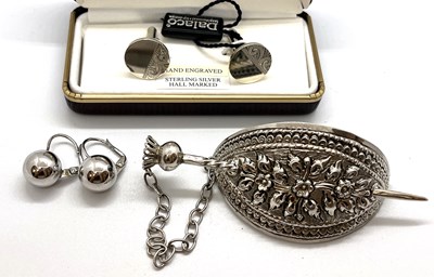 Lot 189 - A mixed lot of gold and silver jewellery: to...