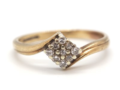 Lot 47 - A diamond crossover ring, the central square...