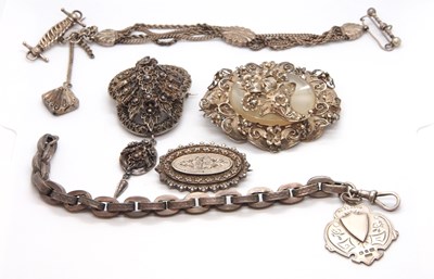 Lot 185 - A mixed lot of jewellery, to include a late...